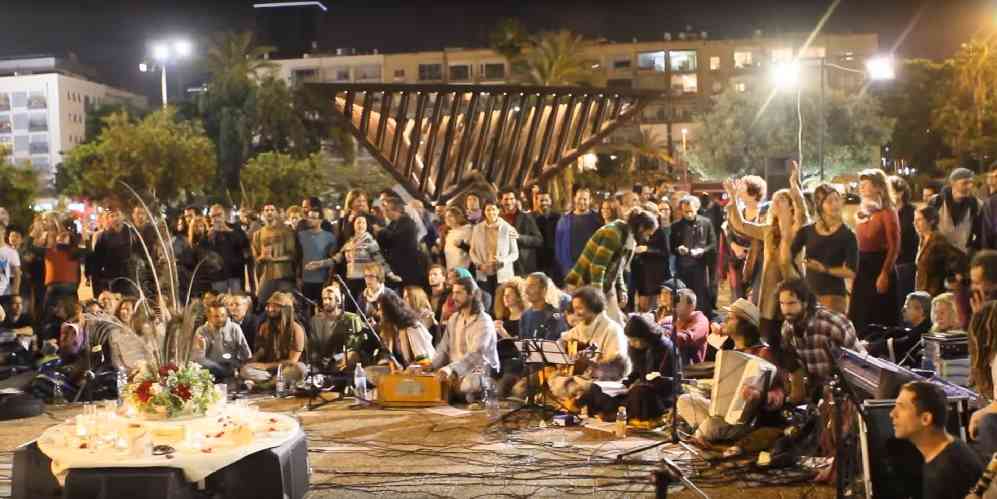 "תפסה תאוצה בשנים האחרונות". מעגל שירה בכיכר רבין, 2013|צילום מסך: יוטיוב