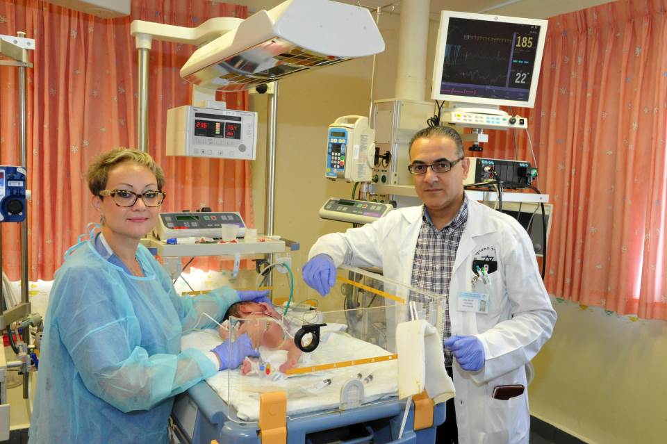 ניתוח מורכב. ד"ר דאלי נסיב והתינוק זמן קצר לאחר הניתוח|צילום: רוני אלברט