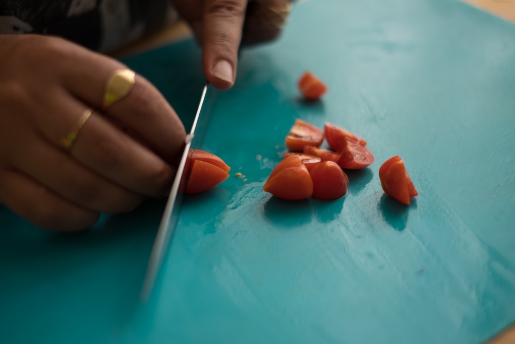 חיתוך עגבניות לקינואה|צילום: נטע גפני